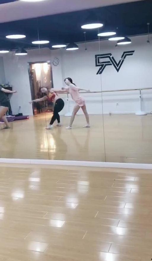 常州跳舞吃瓜视频,围观群众吃瓜不停，欢乐氛围感染全网