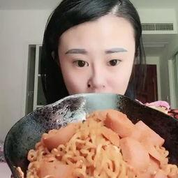 火鸡面吃瓜视频,揭秘网红美食背后的故事