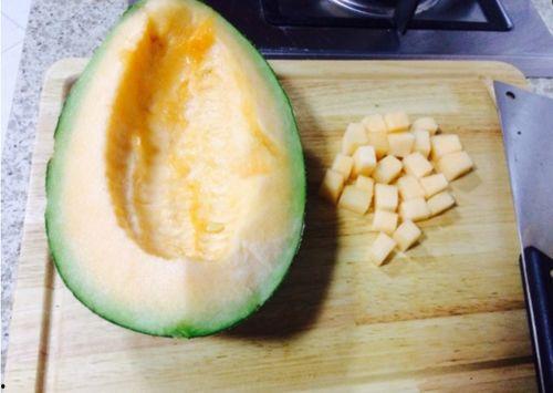 蜜瓜不熟可以吃吗,蜜瓜未熟可食用吗？揭秘成熟度与口感的关系